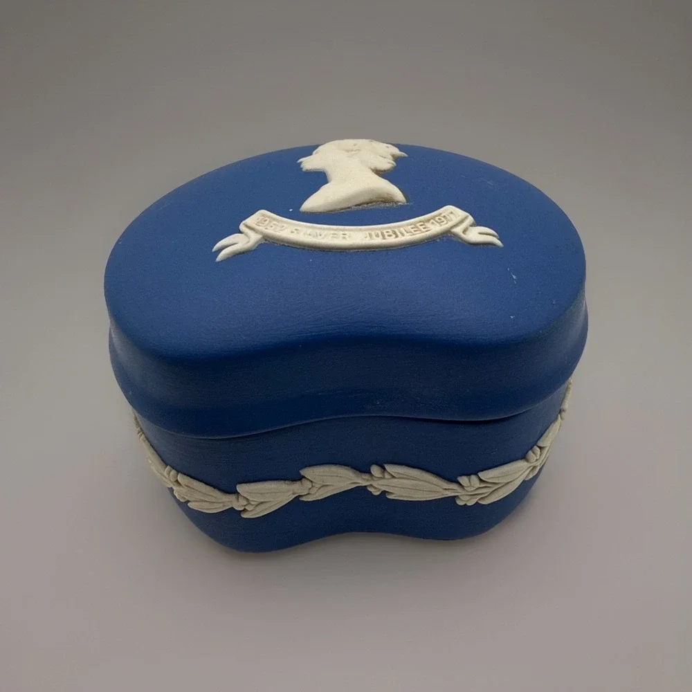Wedgwood Jasperware 1952 Silver Jubilee Mid‎ Night Blue Jasperware Trinket Box
